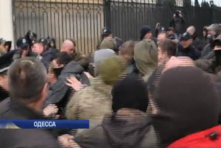 В Одесса протестующих у консульства России отогнали газом
