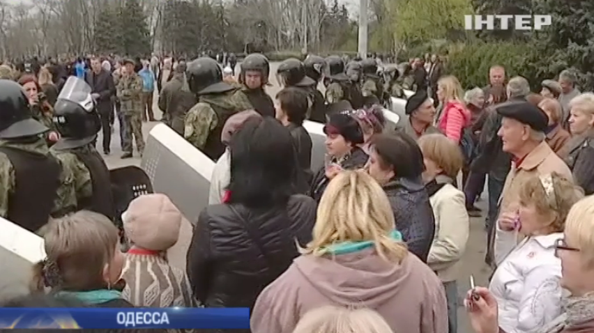 В Одессе активисты жгли георгиевские ленты