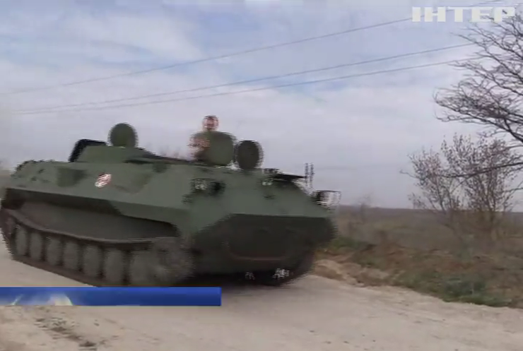 Под Мариуполем позиции военных накрывают из тяжелой артиллерии