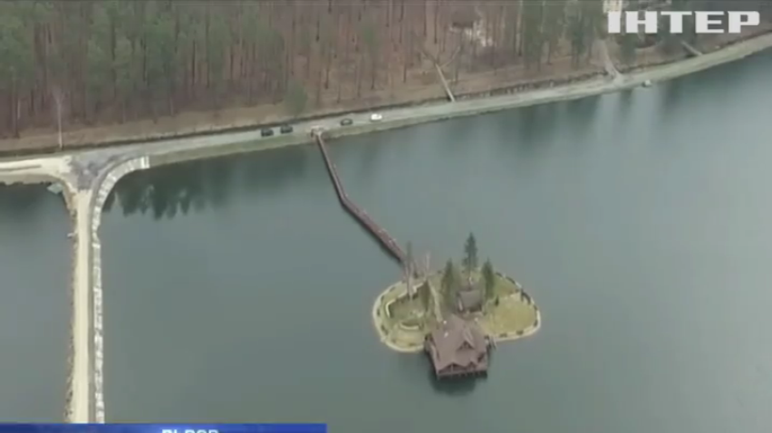 Во Львове охранная фирма намыла остров и построила дом