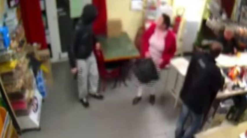 Француженка выгнала вора ударами сумочки (видео)
