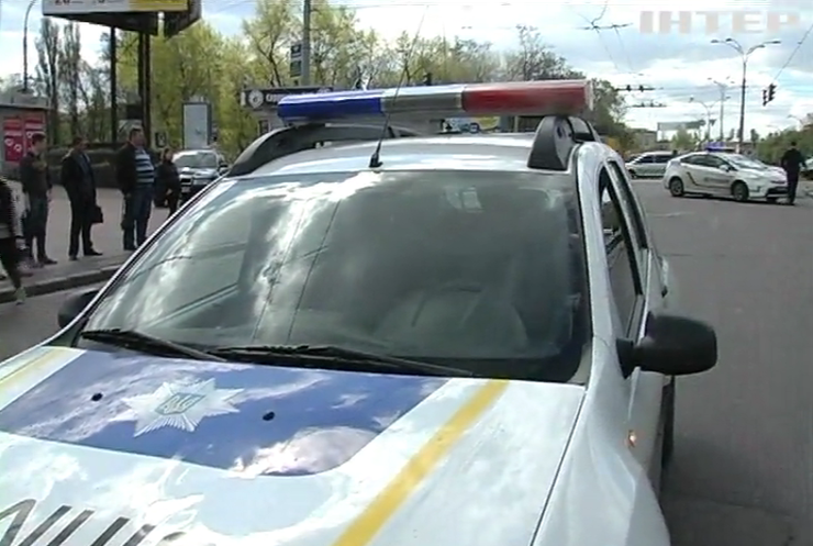 Полицейские Киева сбили женщину на переходе (видео) 