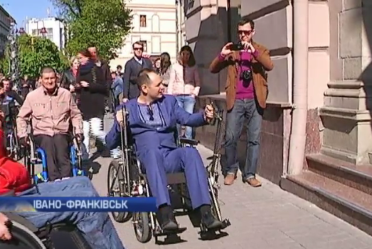 Чиновники Івано-Франківська приміряли інвалідні візочки