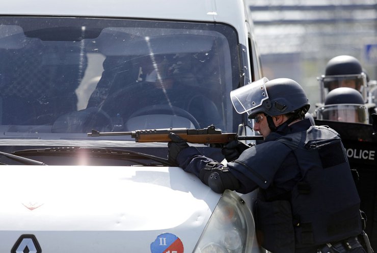 Во Франции террористы расстреляли людей возле школы