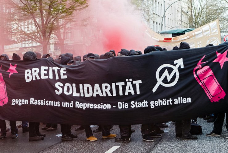 Протесты в Германии: активисты жгли шины и подрались с полицией