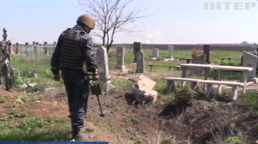 На Донбассе накануне Пасхи саперы проверили кладбища