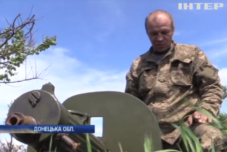 Біля Зайцевого солдати готують до бою кулемет "Максим"