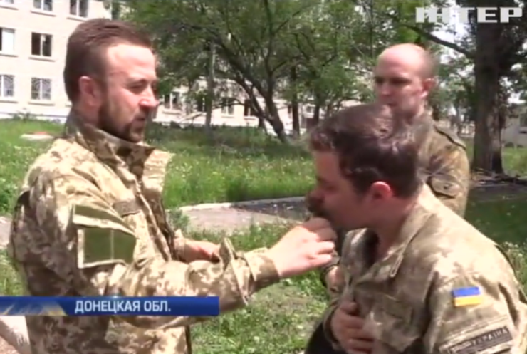 На передовую Донбасса к бойцам приехали священники 