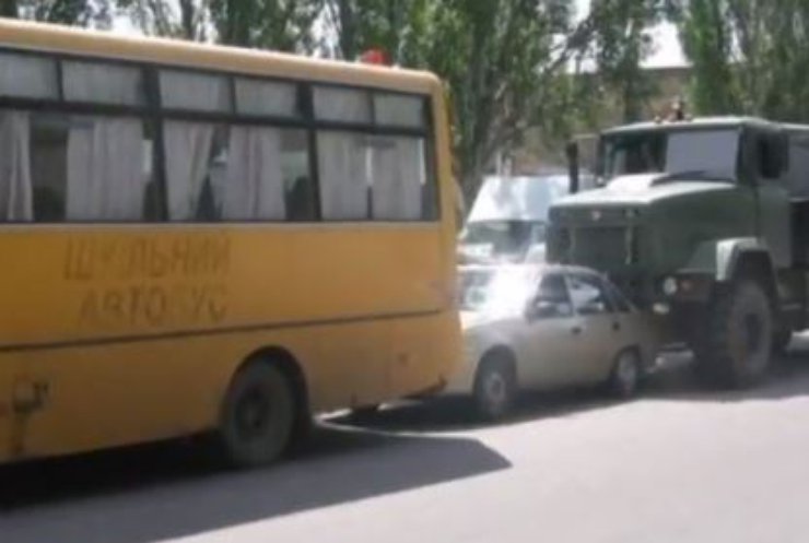 У Миколаєві вантажівки армії зіштовхнулися з шкільним автобусом