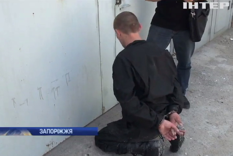 У Запоріжжі грабіжники прикривались формою СБУ (відео)
