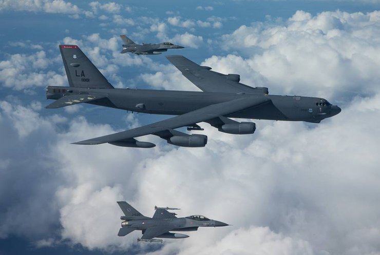У Тихому океані розбився військовий літак США B-52