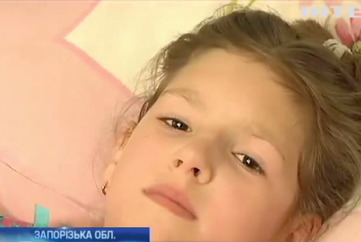 На Запоріжжі на 7-річну дівчинку впав кам’яний хрест (відео)