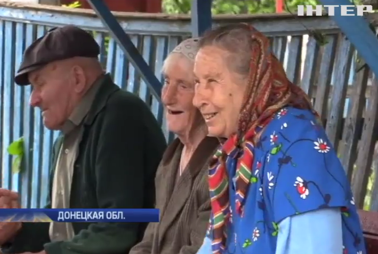 На Донбассе военные отдают пайки голодным жителям (видео)