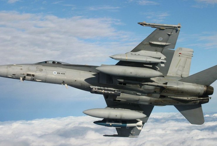 У США пілоти розбитих літаків F-18 впали у море
