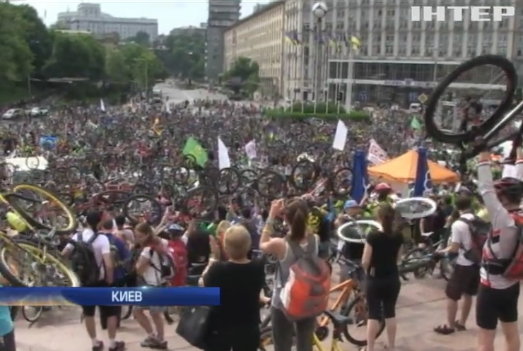 В День Киева по столице проехали тысячи велосипедистов