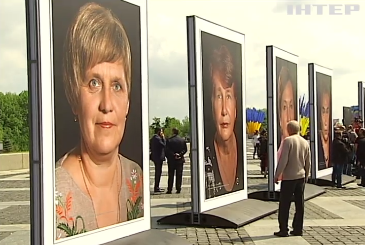 Петр Порошенко открыл фотовыставку "Мамы героев"