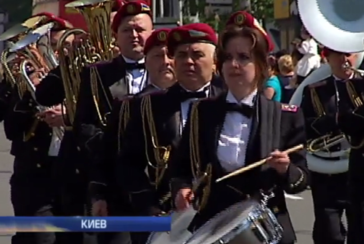 Киев отметил 9 мая маршем оркестров