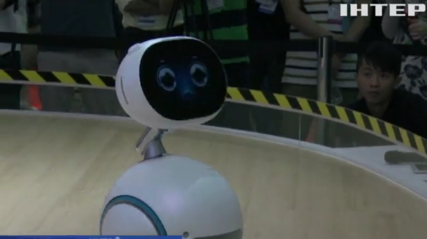 На виставці у Тайвані робот-помічник здивував відвідувачів