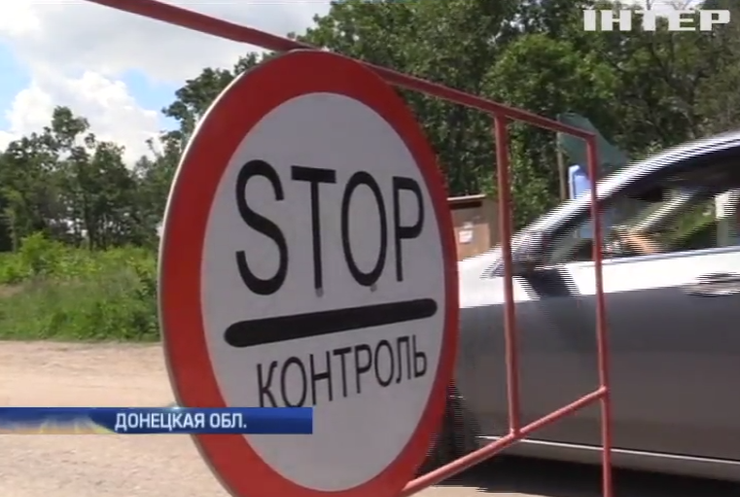 На Донбассе обстреливают КПП с километровыми очередями (видео)