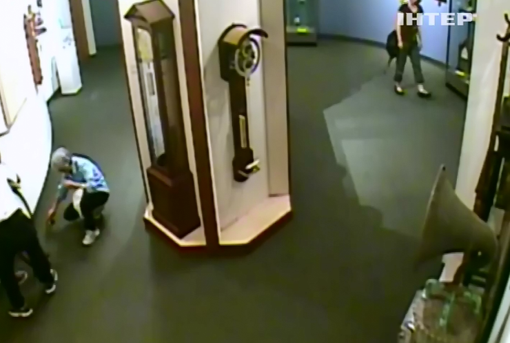 У США музейники розпочали флешмоб для відвідувачів "Не чіпай"