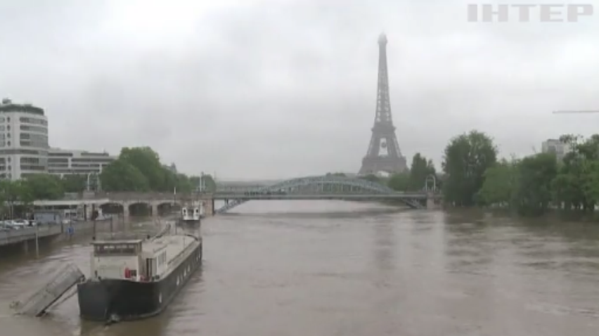 В Париже закрыли Лувр из-за потопа
