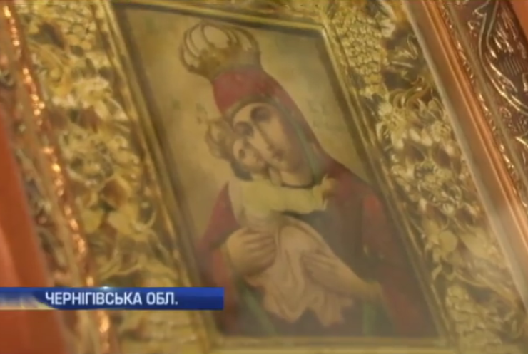 Диво на Чернігівщині: у храмі замироточили 4 ікони (відео)