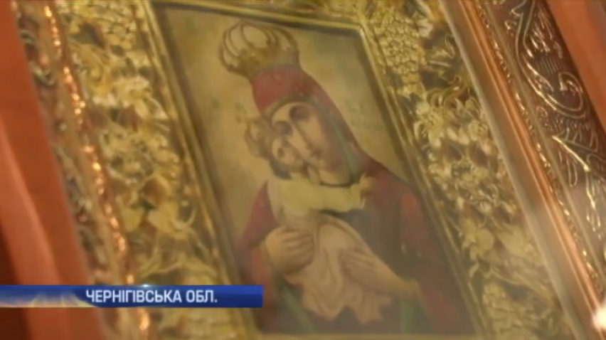Диво на Чернігівщині: у храмі замироточили 4 ікони (відео)