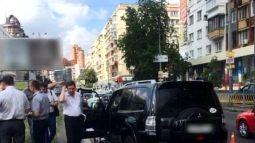 У Києві мотоцикліст стріляв у водія позашляховика (відео)