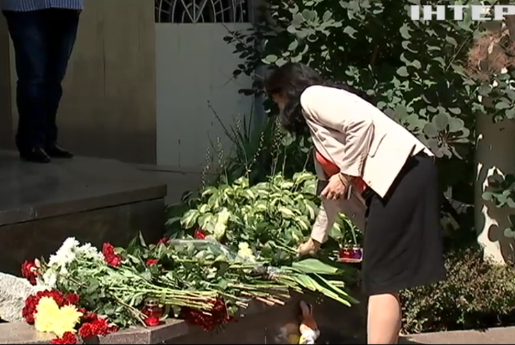 У Києві до посольства Франції несуть квіти