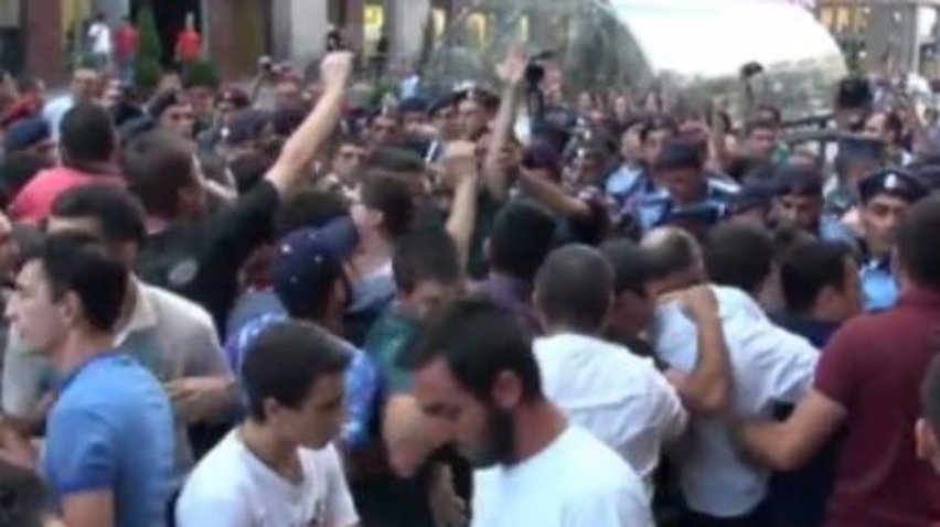 В Ереване ждут штурма захваченного оппозицией здания