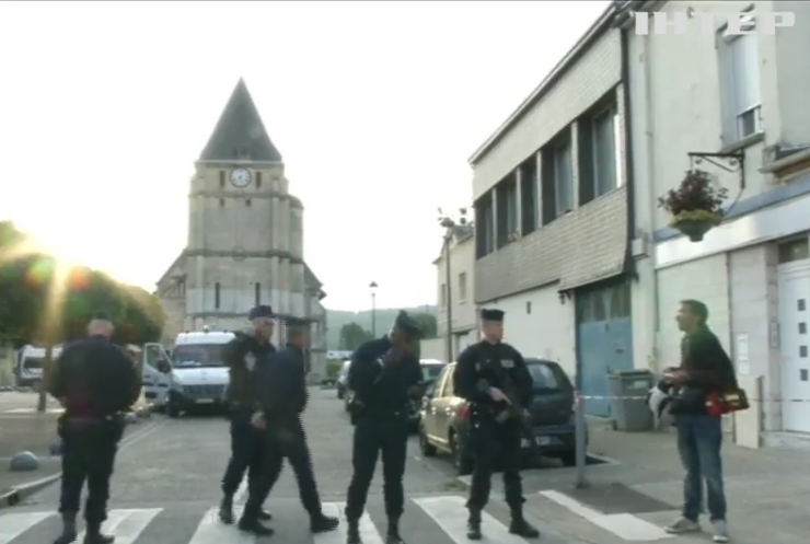 По всей Франции усилили охрану церквей и мечетей 