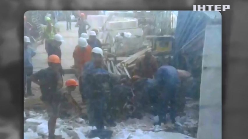 В Одесі бетонна плита впала на вагончик будівельників