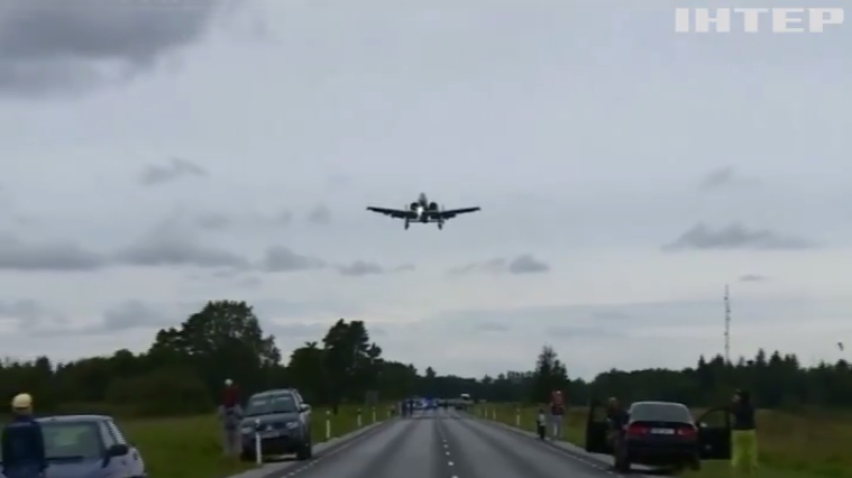 У Естонії винищувачі США приземлились на автостраді (відео)