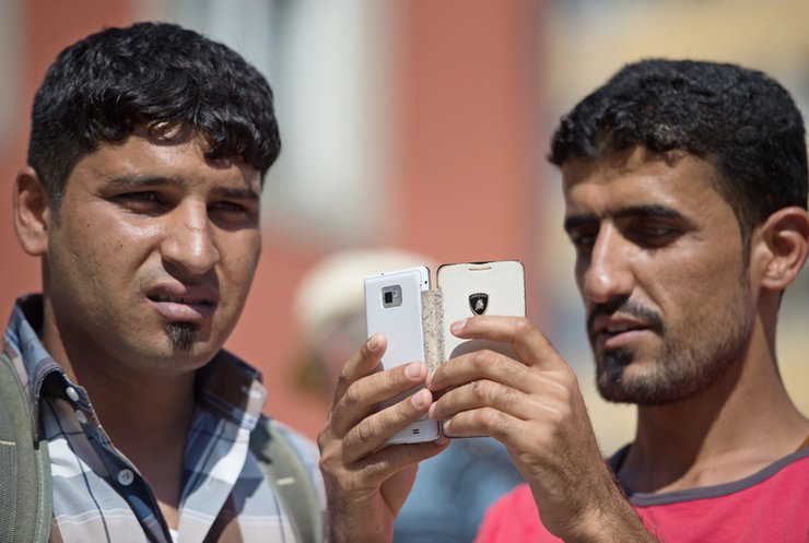 У беженцев в Германии потребуют смартфоны на проверку (видео)