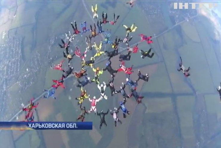 Под Харьковом полсотни парашютистов построили в небе две фигуры 