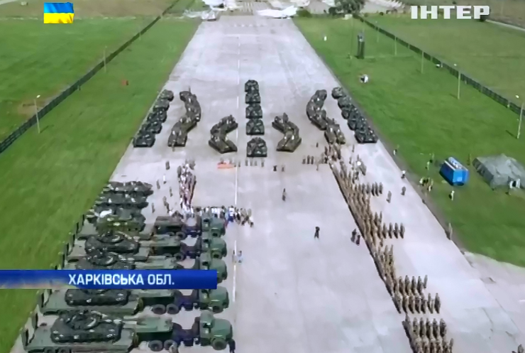 Петро Порошенко передав армії 140 одиниць техніки