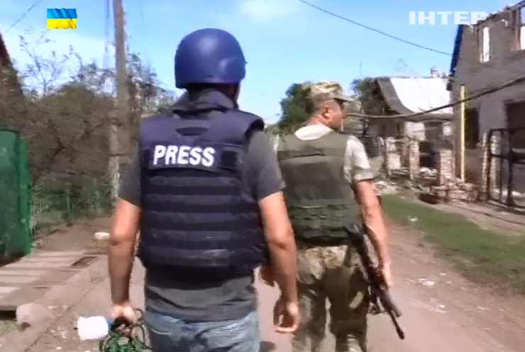 На Донбасі поранено вісьмох військових