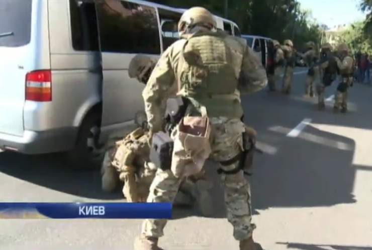 Киевлян напугали взрывы и стрельба в центре столицы (видео)