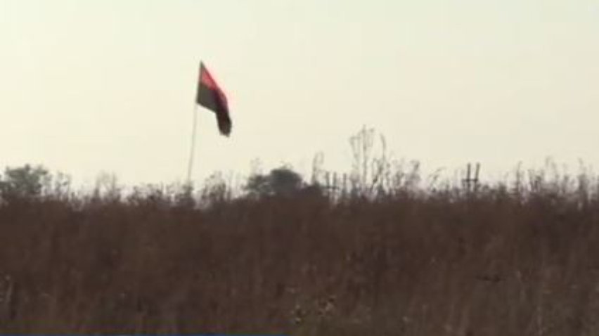 На Донбасі бійці встановили прапор у сірій зоні