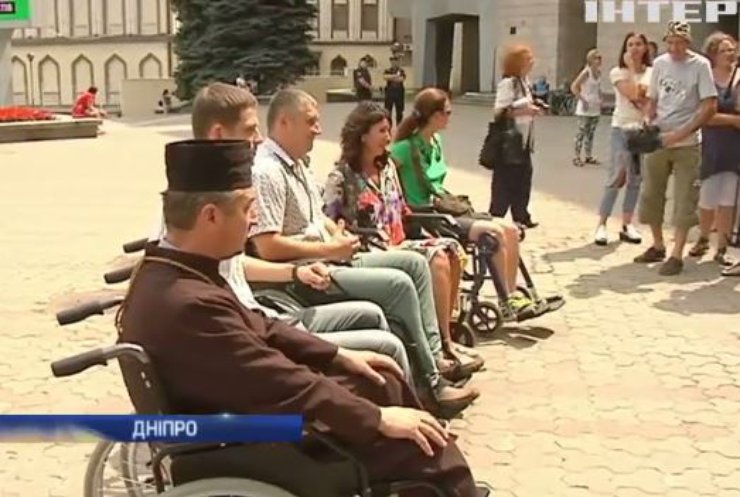 У Дніпрі чиновникам запропонували пересісти в інвалідні візки