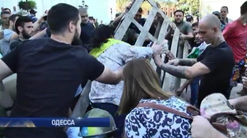 В Одессе участники Евромайдана устроили потасовку между собой