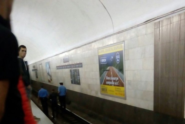 В метро Харькова пассажир упал на рельсы (фото, видео)  