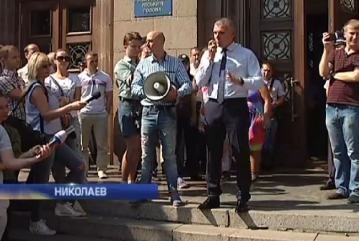 Депутаты Николаева заблокировали фуры с мусором из Львова
