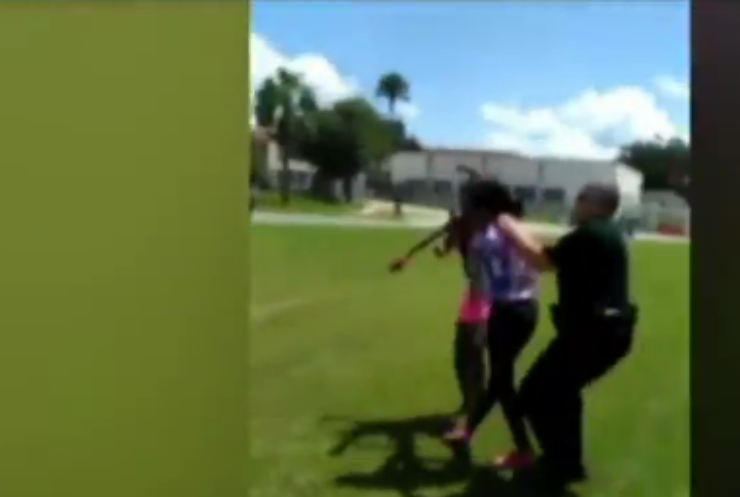 Полицейский США использовал электрошокер против двух девочек