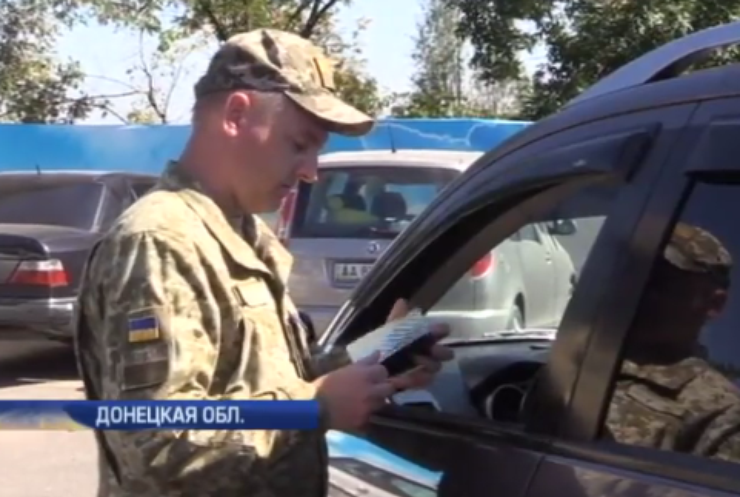 На оккупированный Донбасс контрабандисты везут доллары и рубли