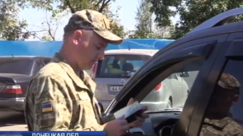 На оккупированный Донбасс контрабандисты везут доллары и рубли