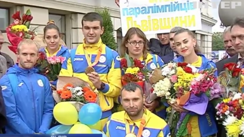 У Львові паралімпійців зустріли квітами та кульками