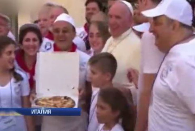 Папа Римский накормил полторы тысячи бездомных пиццей