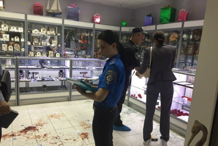 У Києві злочинці зі зброєю напали на ювелірний магазин