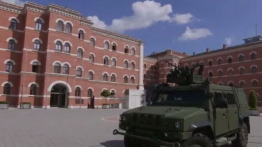 Австрія погрожує Угорщині судом через відмову від біженців
